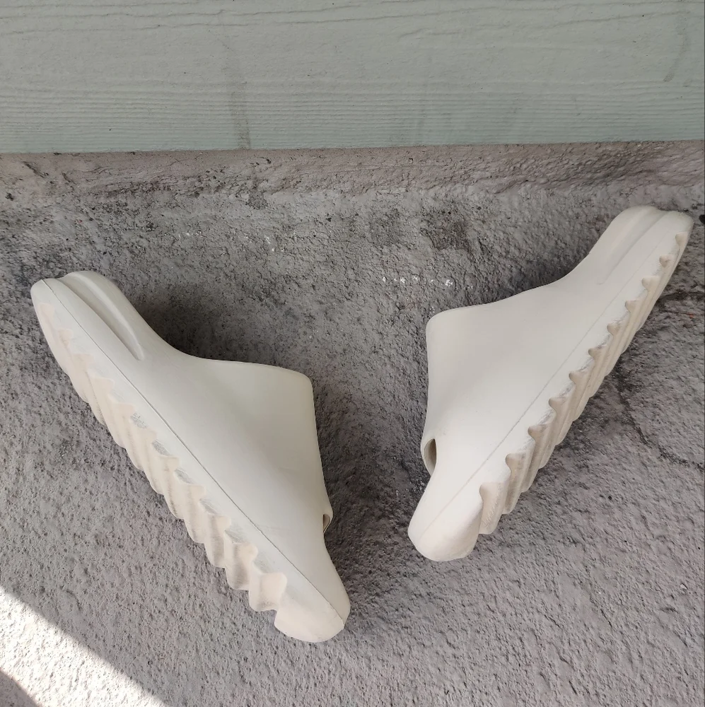 Yeezy Cream Slide Sandals - Picture 2 of 5